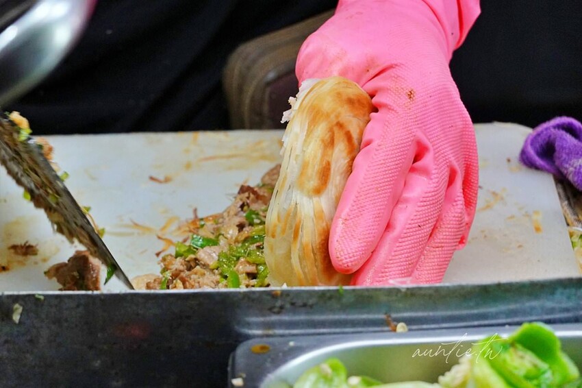 【台中】大慶夜市｜楊記老潼關肉夾饃，排隊人龍嚇死人，陝西肉夾饃