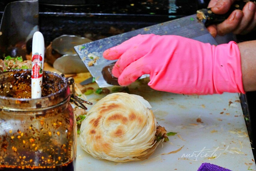 【台中】大慶夜市｜楊記老潼關肉夾饃，排隊人龍嚇死人，陝西肉夾饃