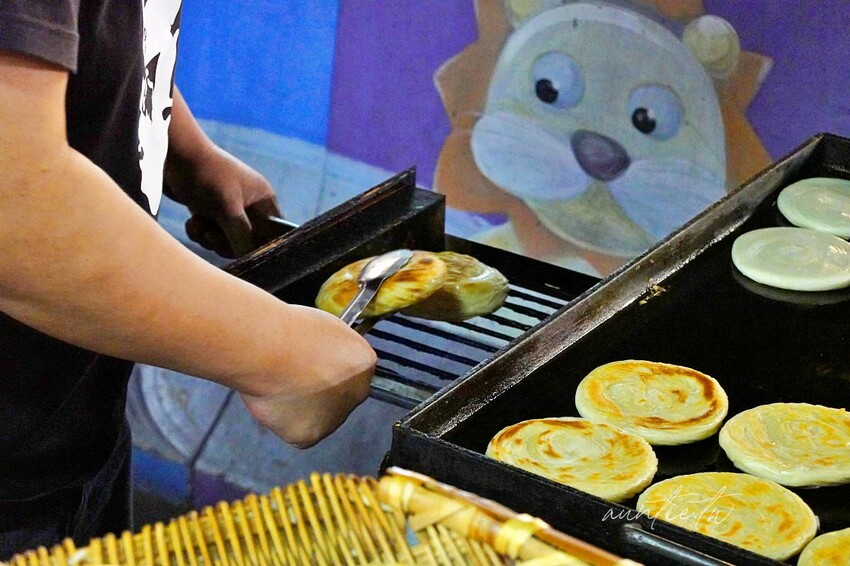 【台中】大慶夜市｜楊記老潼關肉夾饃，排隊人龍嚇死人，陝西肉夾饃