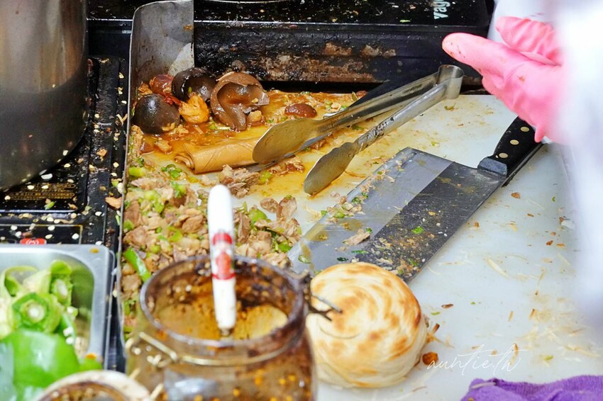 【台中】大慶夜市｜楊記老潼關肉夾饃，排隊人龍嚇死人，陝西肉夾饃