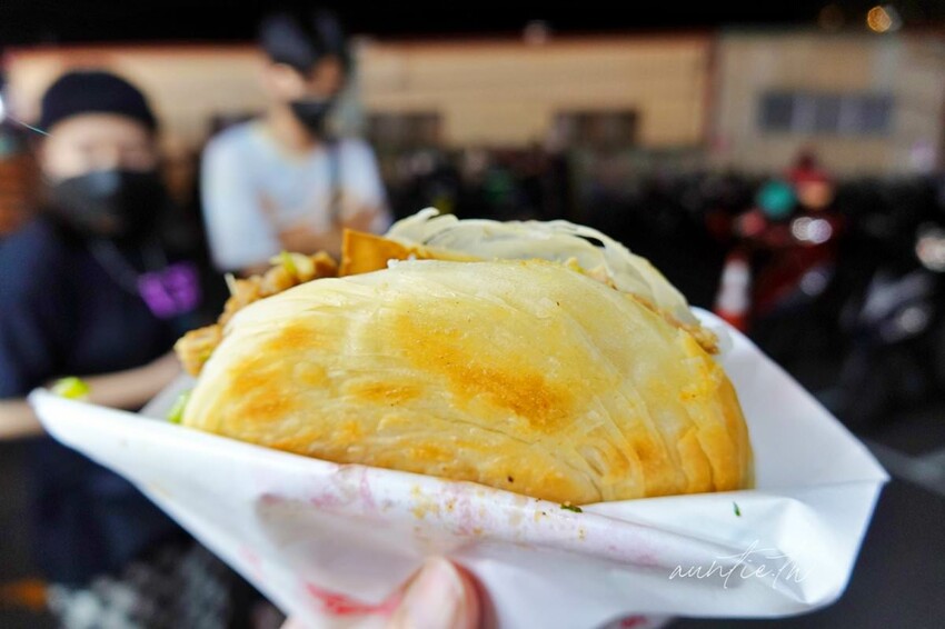 【台中】大慶夜市｜楊記老潼關肉夾饃，排隊人龍嚇死人，陝西肉夾饃