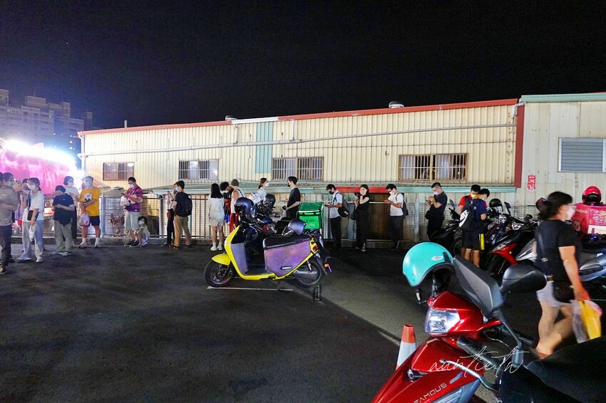 【台中】大慶夜市｜楊記老潼關肉夾饃，排隊人龍嚇死人，陝西肉夾饃