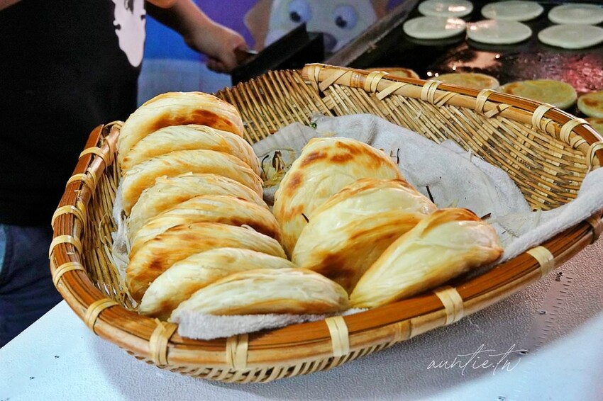 【台中】大慶夜市｜楊記老潼關肉夾饃，排隊人龍嚇死人，陝西肉夾饃