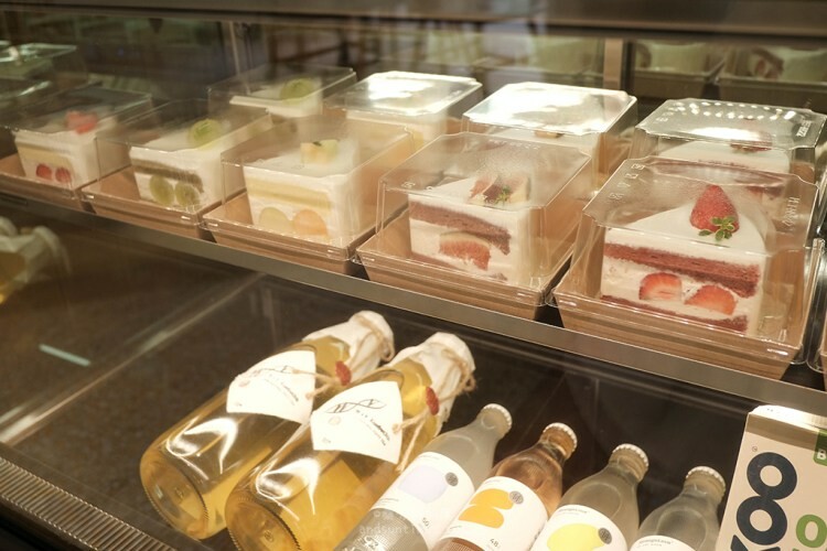 【台中】鐵木 Ironwood City 草悟道店｜西區｜草莓奶油蛋糕 ᵕ̈ 季節水果蛋糕 - 桑分鐘熱度