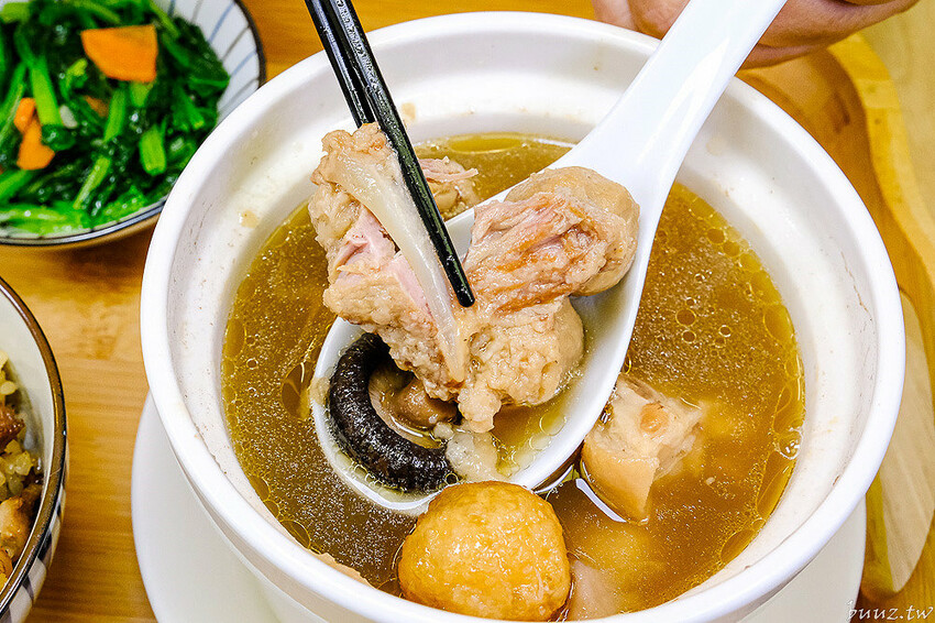 麻油雞腿麵線溫潤不燥,吉日起總鋪師傳傳承手路菜、香Q油飯,澎湃佛跳牆年菜限量推出!