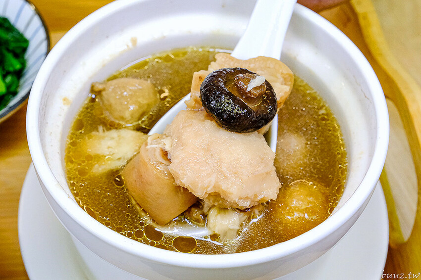 麻油雞腿麵線溫潤不燥,吉日起總鋪師傳傳承手路菜、香Q油飯,澎湃佛跳牆年菜限量推出!