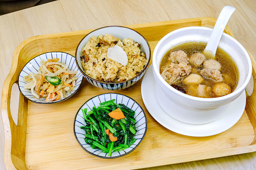 麻油雞腿麵線溫潤不燥,吉日起總鋪師傳傳承手路菜、香Q油飯,澎湃佛跳牆年菜限量推出!