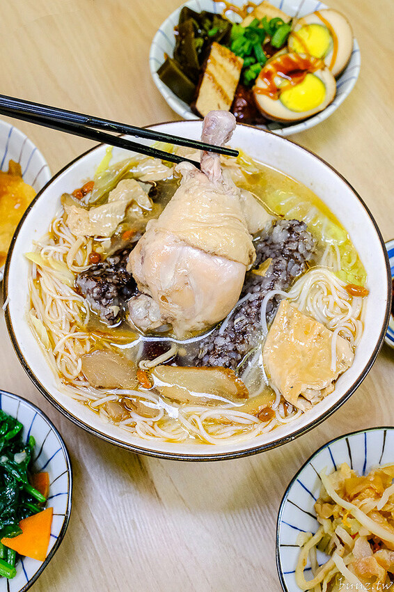 麻油雞腿麵線溫潤不燥,吉日起總鋪師傳傳承手路菜、香Q油飯,澎湃佛跳牆年菜限量推出!