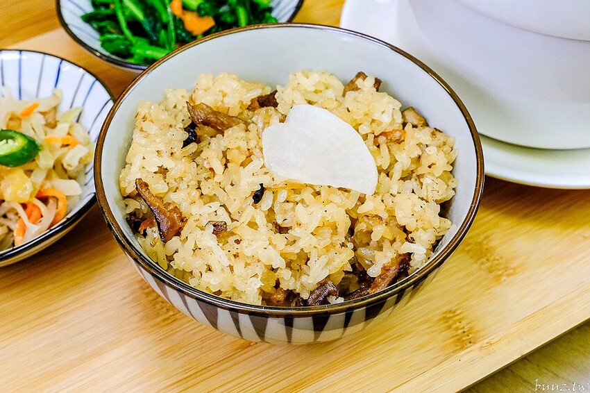 麻油雞腿麵線溫潤不燥,吉日起總鋪師傳傳承手路菜、香Q油飯,澎湃佛跳牆年菜限量推出!