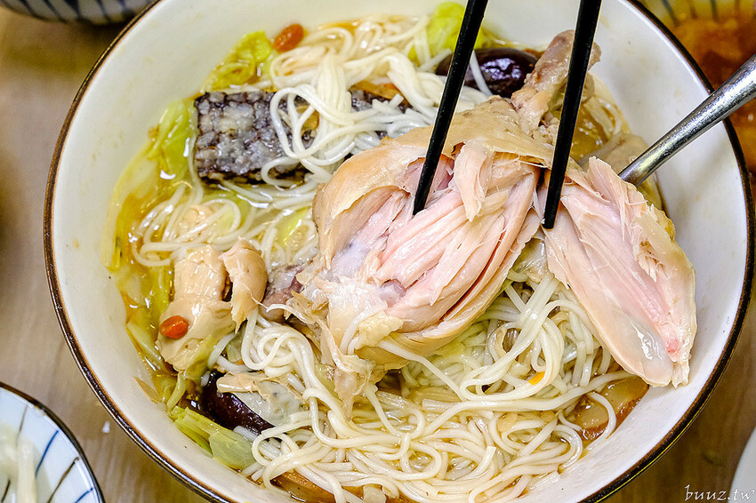 麻油雞腿麵線溫潤不燥,吉日起總鋪師傳傳承手路菜、香Q油飯,澎湃佛跳牆年菜限量推出!