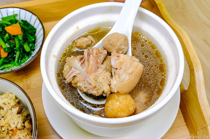 麻油雞腿麵線溫潤不燥,吉日起總鋪師傳傳承手路菜、香Q油飯,澎湃佛跳牆年菜限量推出!