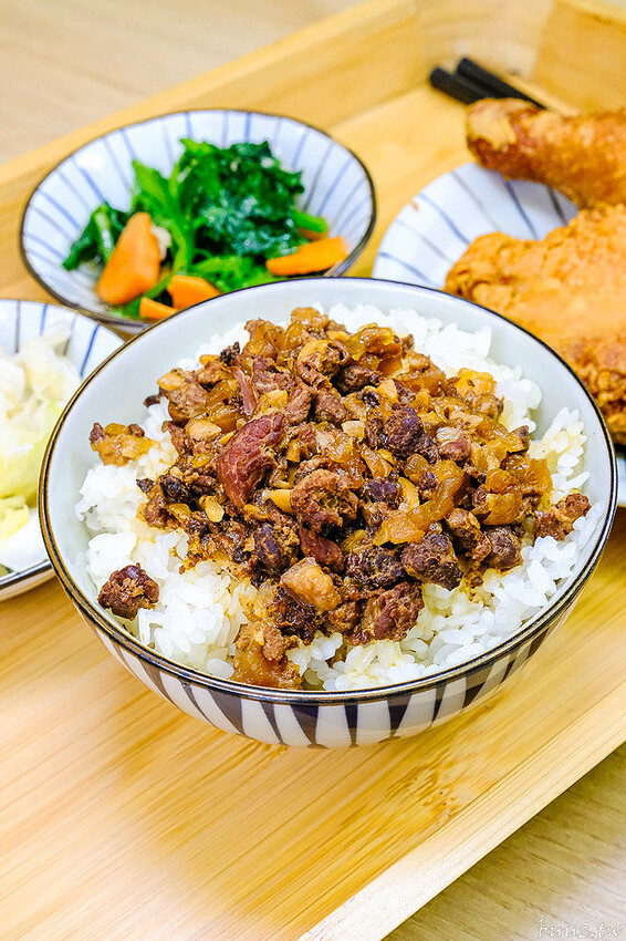 麻油雞腿麵線溫潤不燥,吉日起總鋪師傳傳承手路菜、香Q油飯,澎湃佛跳牆年菜限量推出!