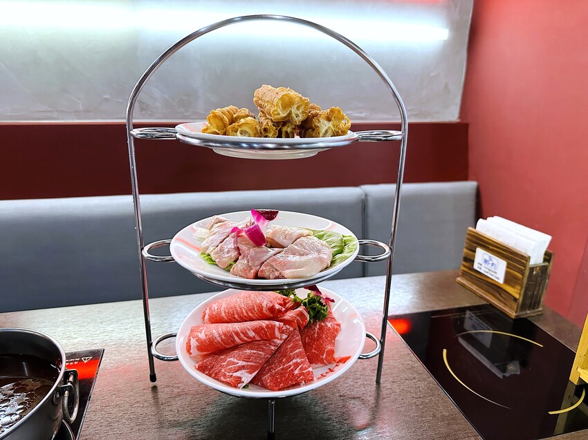 【紅九九個人鴛鴦鍋 松山店】一個人就開吃的麻辣鍋！正宗川味麻辣鍋 x 九宮格雙人套餐，松山區美食推薦！