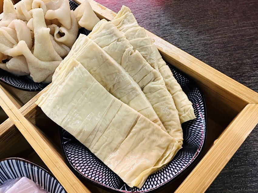 【紅九九個人鴛鴦鍋 松山店】一個人就開吃的麻辣鍋！正宗川味麻辣鍋 x 九宮格雙人套餐，松山區美食推薦！