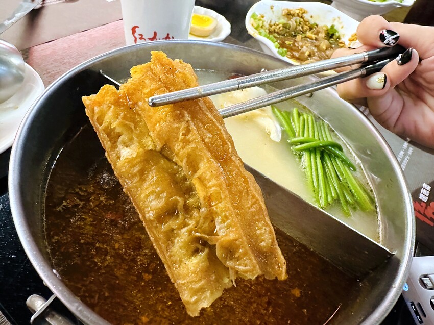 【紅九九個人鴛鴦鍋 松山店】一個人就開吃的麻辣鍋！正宗川味麻辣鍋 x 九宮格雙人套餐，松山區美食推薦！