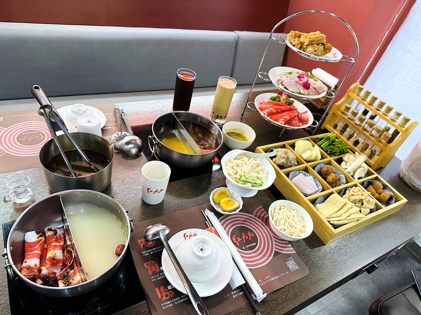 【紅九九個人鴛鴦鍋 松山店】一個人就開吃的麻辣鍋！正宗川味麻辣鍋 x 九宮格雙人套餐，松山區美食推薦！
