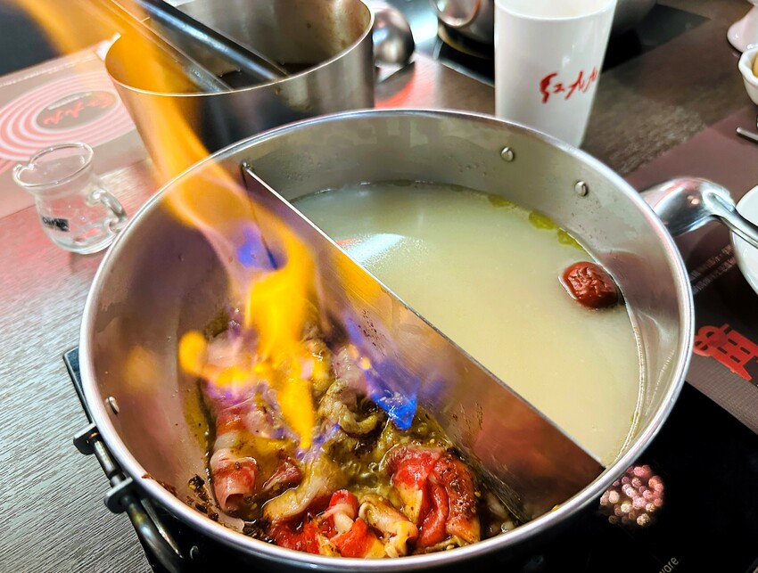 【紅九九個人鴛鴦鍋 松山店】一個人就開吃的麻辣鍋！正宗川味麻辣鍋 x 九宮格雙人套餐，松山區美食推薦！