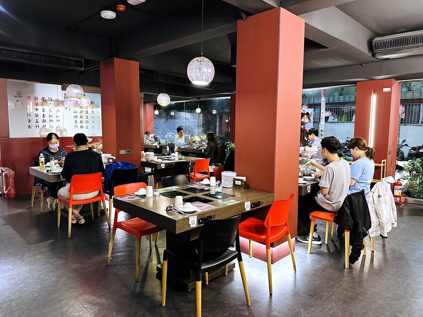 【紅九九個人鴛鴦鍋 松山店】一個人就開吃的麻辣鍋！正宗川味麻辣鍋 x 九宮格雙人套餐，松山區美食推薦！