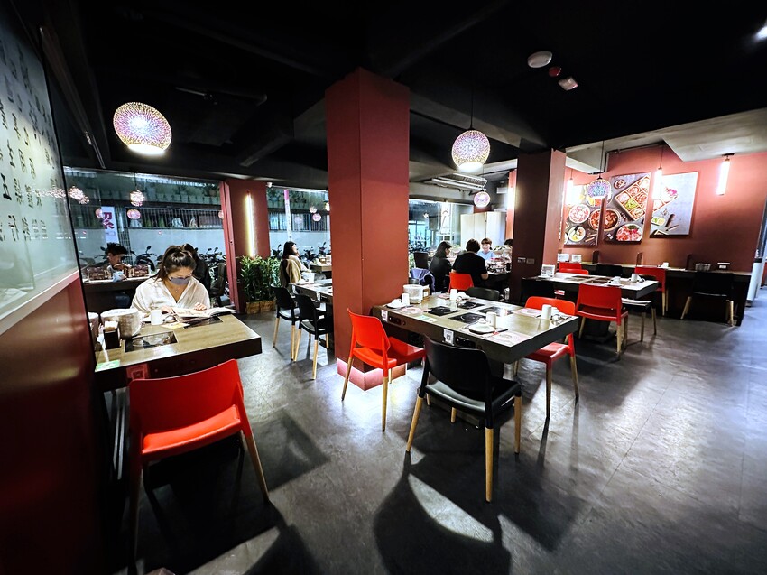 【紅九九個人鴛鴦鍋 松山店】一個人就開吃的麻辣鍋！正宗川味麻辣鍋 x 九宮格雙人套餐，松山區美食推薦！