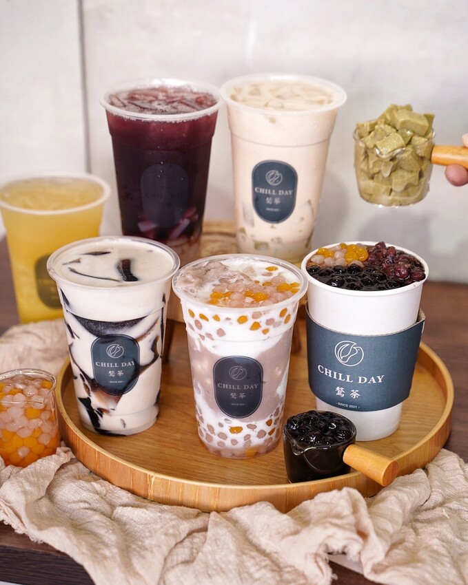 新竹在地手搖飲料品牌「鶖茶CHILLDAY」，融入新竹在地食材，竟然有北埔擂茶凍！整杯嫩仙草的關西仙草那堤、濃郁又真材實料的小芋圓芋泥那堤都不要錯過～ - 阿華田的美食日記