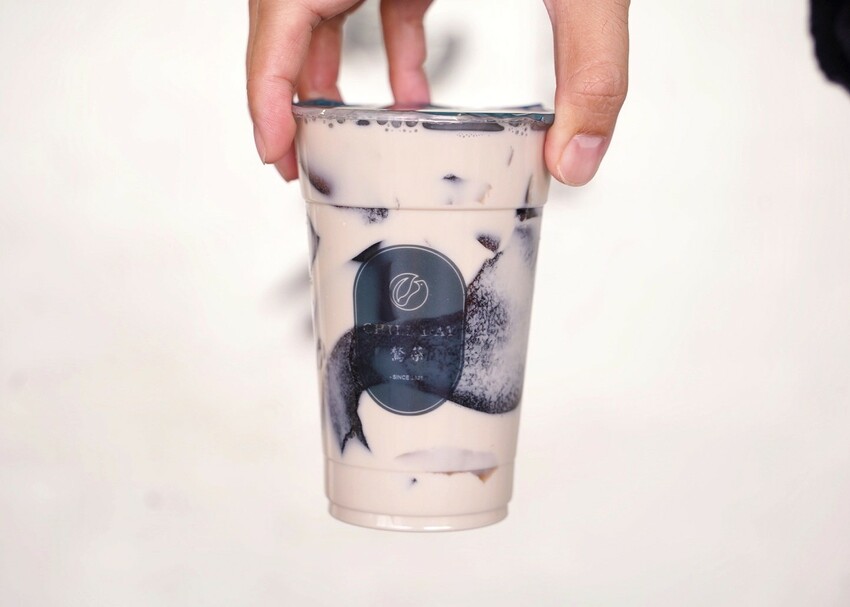 新竹在地手搖飲料品牌「鶖茶CHILLDAY」，融入新竹在地食材，竟然有北埔擂茶凍！整杯嫩仙草的關西仙草那堤、濃郁又真材實料的小芋圓芋泥那堤都不要錯過～ - 阿華田的美食日記