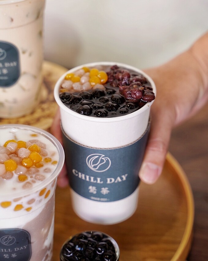 新竹在地手搖飲料品牌「鶖茶CHILLDAY」，融入新竹在地食材，竟然有北埔擂茶凍！整杯嫩仙草的關西仙草那堤、濃郁又真材實料的小芋圓芋泥那堤都不要錯過～ - 阿華田的美食日記