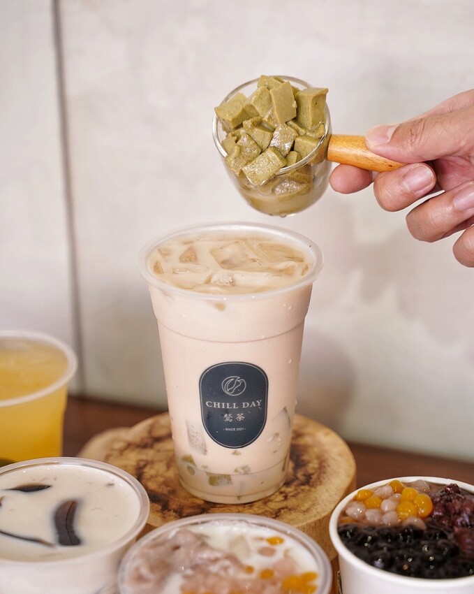 新竹在地手搖飲料品牌「鶖茶CHILLDAY」，融入新竹在地食材，竟然有北埔擂茶凍！整杯嫩仙草的關西仙草那堤、濃郁又真材實料的小芋圓芋泥那堤都不要錯過～ - 阿華田的美食日記