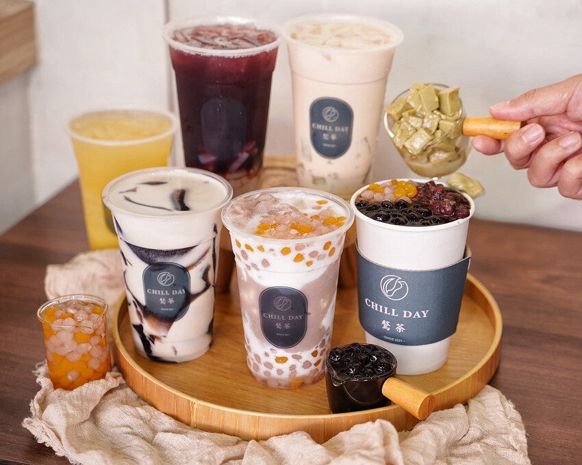 新竹在地手搖飲料品牌「鶖茶CHILLDAY」，融入新竹在地食材，竟然有北埔擂茶凍！整杯嫩仙草的關西仙草那堤、濃郁又真材實料的小芋圓芋泥那堤都不要錯過～ - 阿華田的美食日記