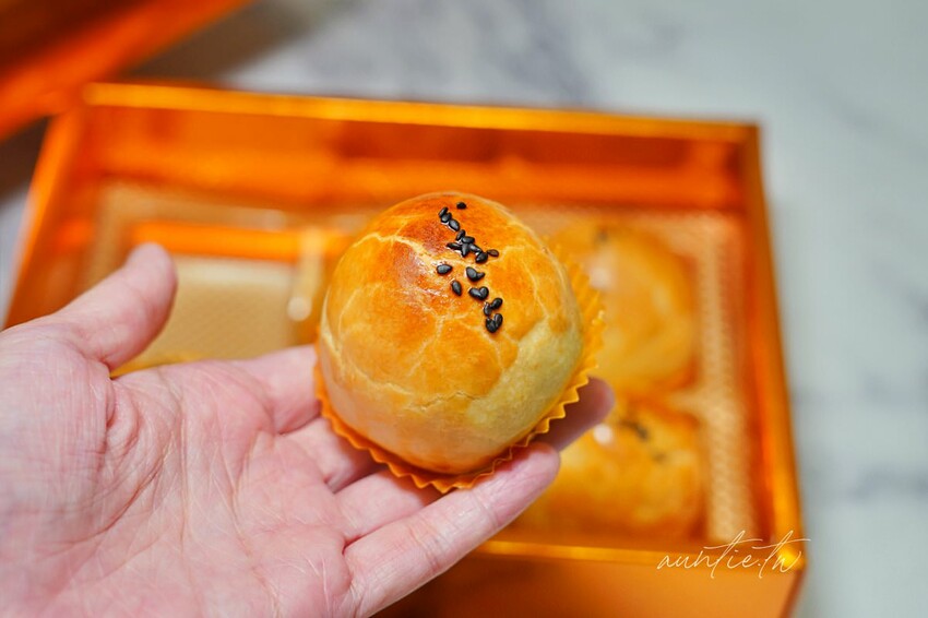 【台中】西區|易達食品行,超酥蛋黃酥,巷弄不起眼金光閃閃蛋黃酥禮盒,台中平價蛋黃酥推薦