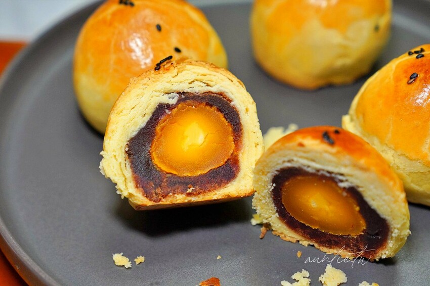 【台中】西區|易達食品行,超酥蛋黃酥,巷弄不起眼金光閃閃蛋黃酥禮盒,台中平價蛋黃酥推薦