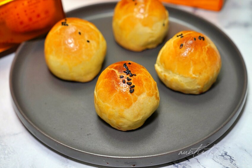 【台中】西區|易達食品行,超酥蛋黃酥,巷弄不起眼金光閃閃蛋黃酥禮盒,台中平價蛋黃酥推薦