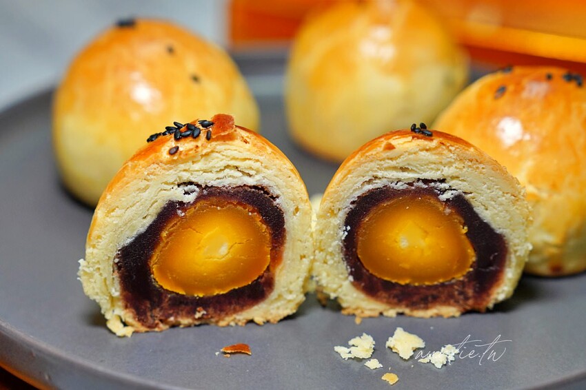 【台中】西區|易達食品行,超酥蛋黃酥,巷弄不起眼金光閃閃蛋黃酥禮盒,台中平價蛋黃酥推薦