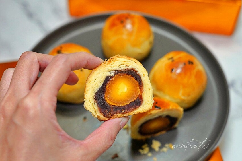 【台中】西區|易達食品行,超酥蛋黃酥,巷弄不起眼金光閃閃蛋黃酥禮盒,台中平價蛋黃酥推薦