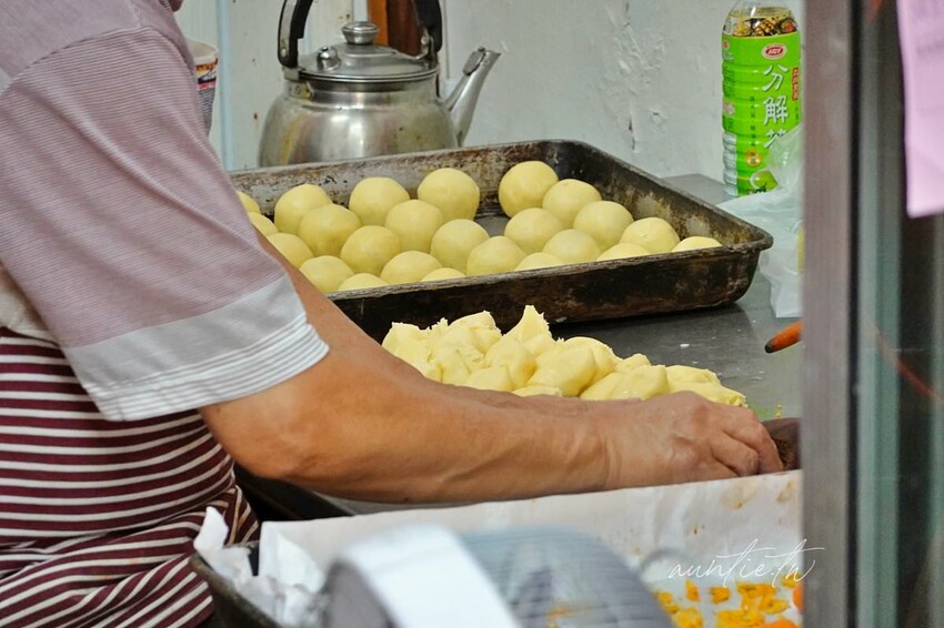 【台中】西區|易達食品行,超酥蛋黃酥,巷弄不起眼金光閃閃蛋黃酥禮盒,台中平價蛋黃酥推薦