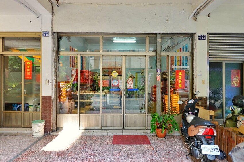 【台中】西區|易達食品行,超酥蛋黃酥,巷弄不起眼金光閃閃蛋黃酥禮盒,台中平價蛋黃酥推薦