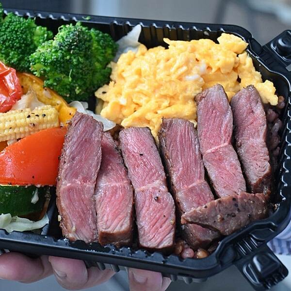 喜樂私廚健康餐盒|鼓山區美食|大推牛排餐盒|再加點炒蛋份量有三倍|11穀米與烤時蔬搭配出健康餐盒|食材料理烹煮皆使用耐熱酪梨油|