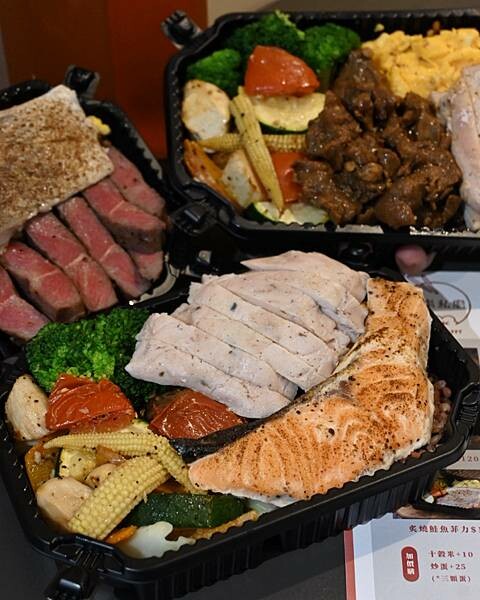 喜樂私廚健康餐盒|鼓山區美食|大推牛排餐盒|再加點炒蛋份量有三倍|11穀米與烤時蔬搭配出健康餐盒|食材料理烹煮皆使用耐熱酪梨油|