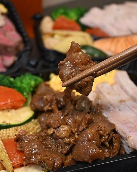 喜樂私廚健康餐盒|鼓山區美食|大推牛排餐盒|再加點炒蛋份量有三倍|11穀米與烤時蔬搭配出健康餐盒|食材料理烹煮皆使用耐熱酪梨油|