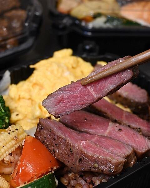 喜樂私廚健康餐盒|鼓山區美食|大推牛排餐盒|再加點炒蛋份量有三倍|11穀米與烤時蔬搭配出健康餐盒|食材料理烹煮皆使用耐熱酪梨油|