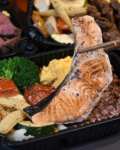 喜樂私廚健康餐盒|鼓山區美食|大推牛排餐盒|再加點炒蛋份量有三倍|11穀米與烤時蔬搭配出健康餐盒|食材料理烹煮皆使用耐熱酪梨油|