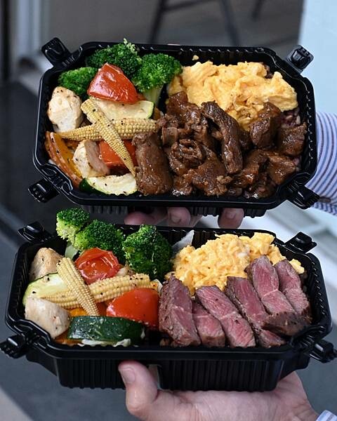 喜樂私廚健康餐盒|鼓山區美食|大推牛排餐盒|再加點炒蛋份量有三倍|11穀米與烤時蔬搭配出健康餐盒|食材料理烹煮皆使用耐熱酪梨油|
