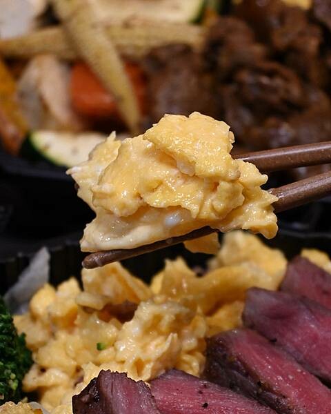 喜樂私廚健康餐盒|鼓山區美食|大推牛排餐盒|再加點炒蛋份量有三倍|11穀米與烤時蔬搭配出健康餐盒|食材料理烹煮皆使用耐熱酪梨油|