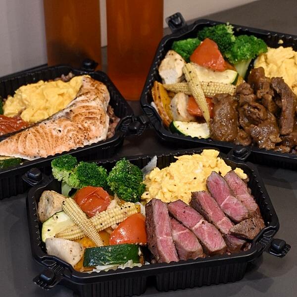 喜樂私廚健康餐盒|鼓山區美食|大推牛排餐盒|再加點炒蛋份量有三倍|11穀米與烤時蔬搭配出健康餐盒|食材料理烹煮皆使用耐熱酪梨油|