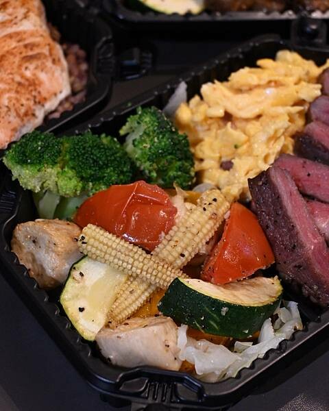喜樂私廚健康餐盒|鼓山區美食|大推牛排餐盒|再加點炒蛋份量有三倍|11穀米與烤時蔬搭配出健康餐盒|食材料理烹煮皆使用耐熱酪梨油|
