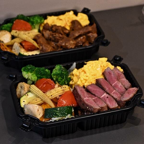 喜樂私廚健康餐盒|鼓山區美食|大推牛排餐盒|再加點炒蛋份量有三倍|11穀米與烤時蔬搭配出健康餐盒|食材料理烹煮皆使用耐熱酪梨油|