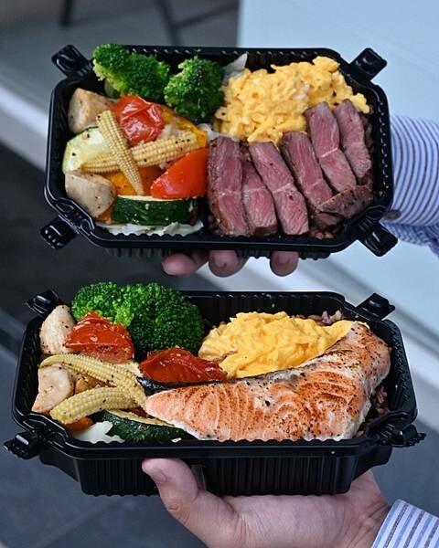 喜樂私廚健康餐盒|鼓山區美食|大推牛排餐盒|再加點炒蛋份量有三倍|11穀米與烤時蔬搭配出健康餐盒|食材料理烹煮皆使用耐熱酪梨油|