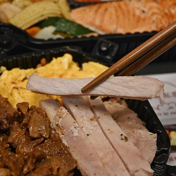 喜樂私廚健康餐盒|鼓山區美食|大推牛排餐盒|再加點炒蛋份量有三倍|11穀米與烤時蔬搭配出健康餐盒|食材料理烹煮皆使用耐熱酪梨油|