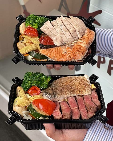 喜樂私廚健康餐盒|鼓山區美食|大推牛排餐盒|再加點炒蛋份量有三倍|11穀米與烤時蔬搭配出健康餐盒|食材料理烹煮皆使用耐熱酪梨油|