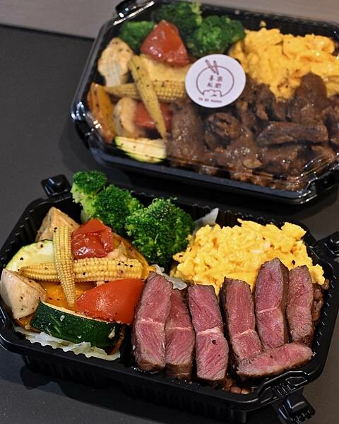 喜樂私廚健康餐盒|鼓山區美食|大推牛排餐盒|再加點炒蛋份量有三倍|11穀米與烤時蔬搭配出健康餐盒|食材料理烹煮皆使用耐熱酪梨油|