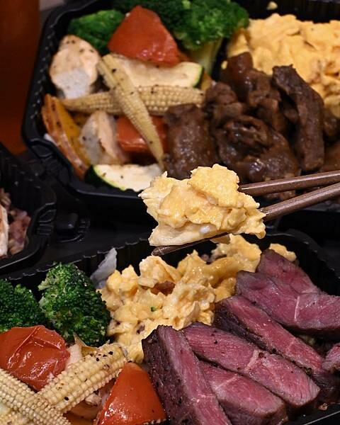 喜樂私廚健康餐盒|鼓山區美食|大推牛排餐盒|再加點炒蛋份量有三倍|11穀米與烤時蔬搭配出健康餐盒|食材料理烹煮皆使用耐熱酪梨油|